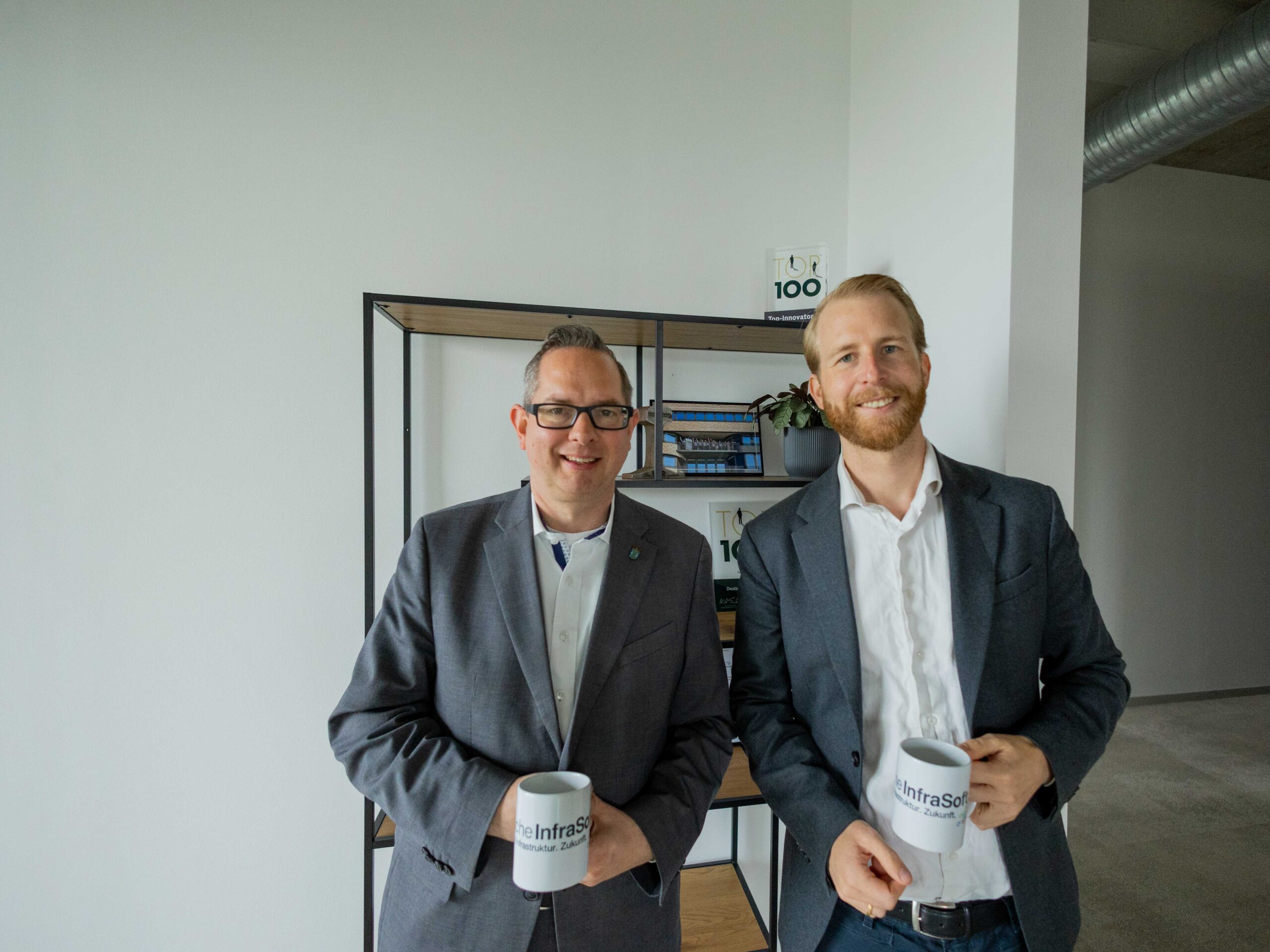 Bezirksbürgermeister Oliver Igel und Vincent van Houten am Standort Adlershof